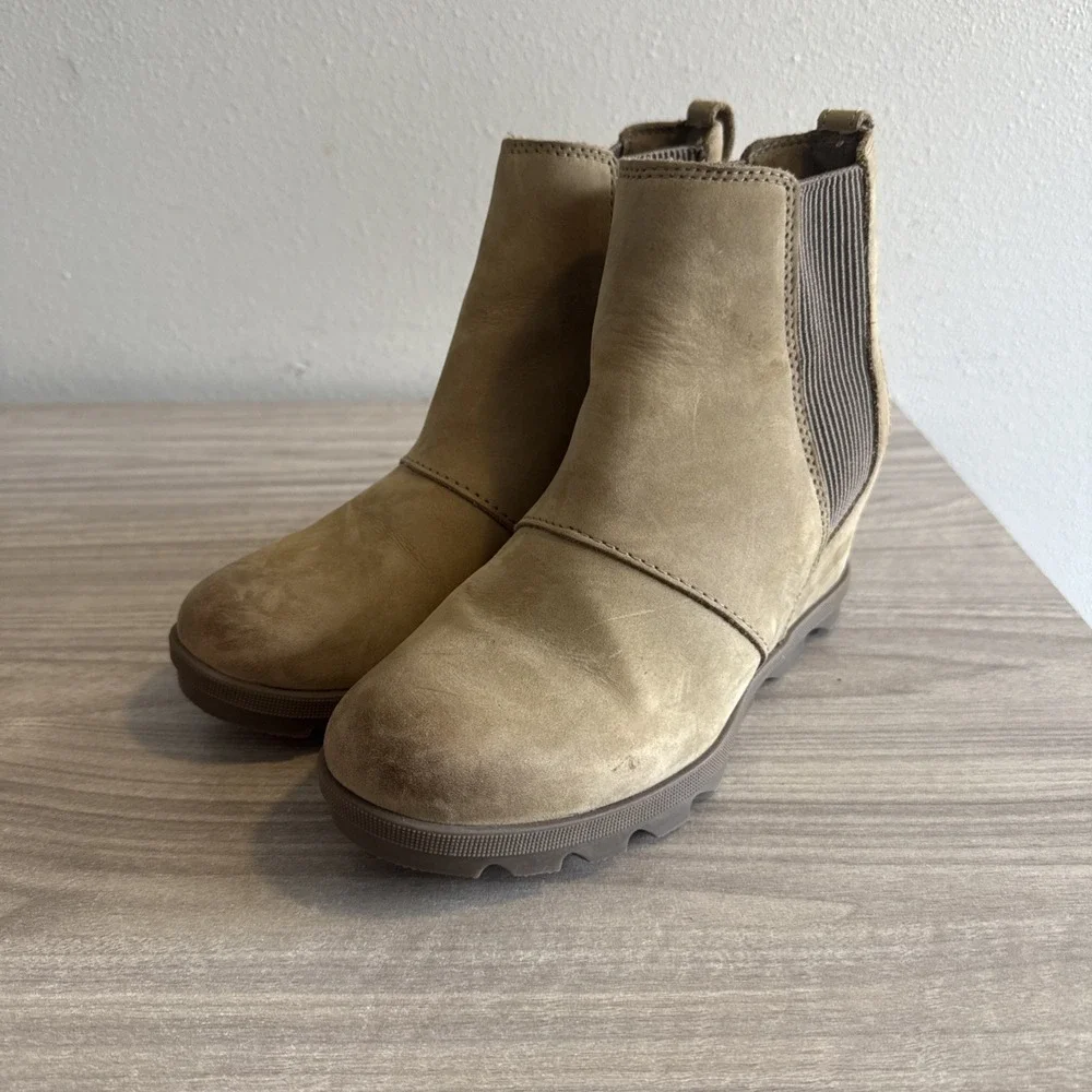 Women's Sorel Joan of Arctic Wedge Chelsea Boots Slip On Tan Shoes Sz 8